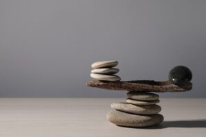 Mehrere Steine balancieren aufeinander