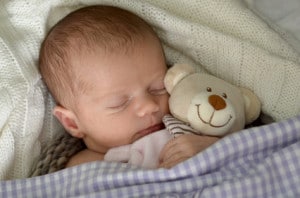 Mit einem Teddy schläft es sich viel besser als mit Babyphone